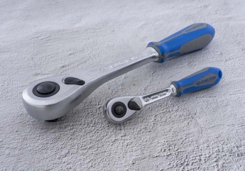 GRZECHOTKA Z PRZYCISKIEM 1/4&quot; 90 ZĘBÓW 140mm UCHWYT GUMOWY King Tony