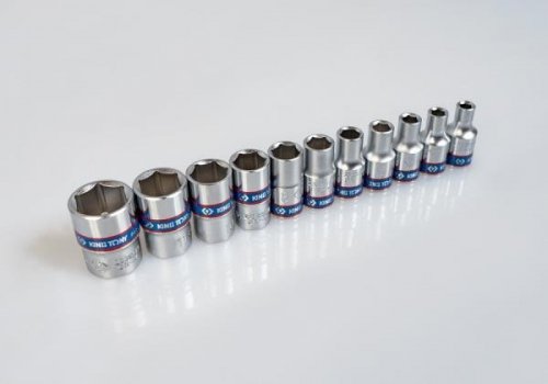 ZESTAW NASADEK 1/4&quot; 16cz. KRÓTKIE 6-kąt. 4 - 13mm Z GRZECHOTKĄ I AKCESORIAMI, KASETA King Tony