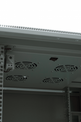 Szafa ramowa stojąca EmiterNet Top, 16U, drzwi blacha/szkło, 800x800x820mm (szer./gł./wys.) (w zestawie: panel 4 wentylatorowy z