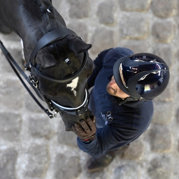 Kask Antares Premium Glossy Eclipse Carbon- standardowy daszek