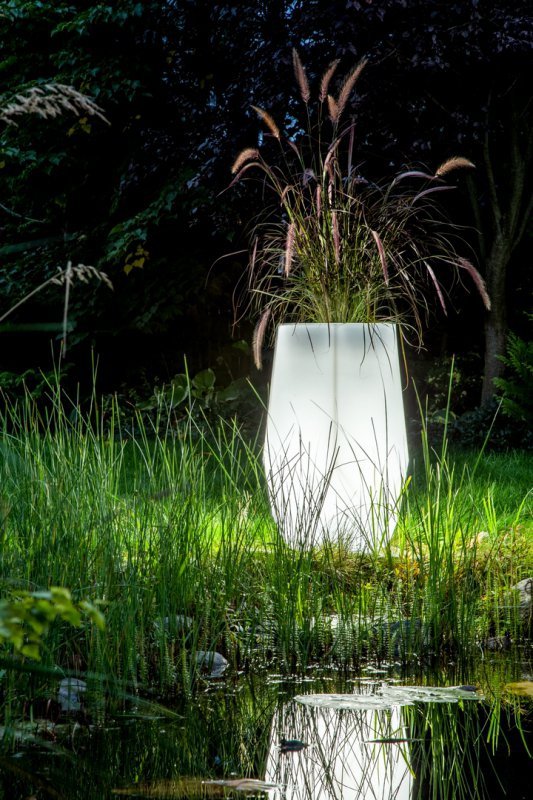 Biała donica ogrodowa Bari z oświetleniem
