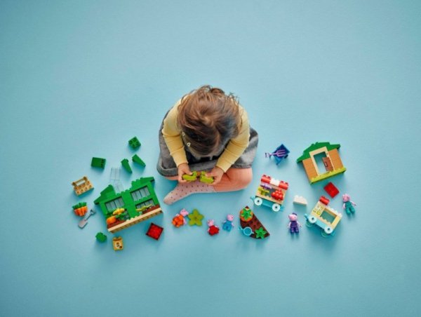 LEGO Klocki DUPLO Peppa Pig 10461 Ogród i szklarnia Dziadka świnki