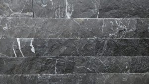 Marmur Black Silk (łupany), kamień elewacyjny Split, gr. 2 cm