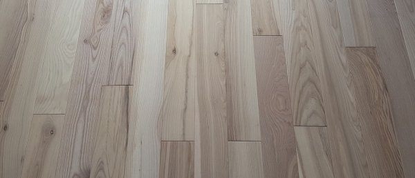podłoga drewniana z jesionu