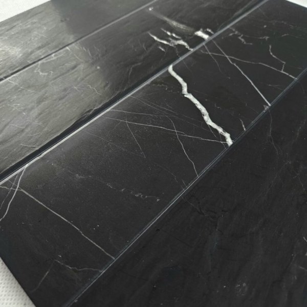 Płytki z naturalnego marmuru Black Silk, grubość 1 cm, wyk. satynowe