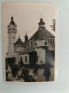 CZARNO-BIAŁE ZDJĘCIE BUDYNKU Z KOMPASEM