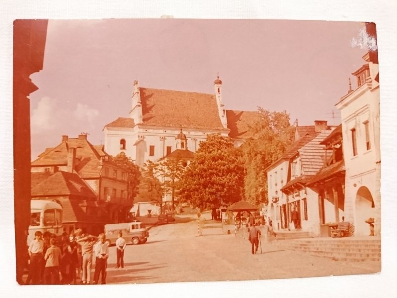 KAZIMIERZ DOLNY. WIDOK NA FARĘ FOT. Z. GAMSKI