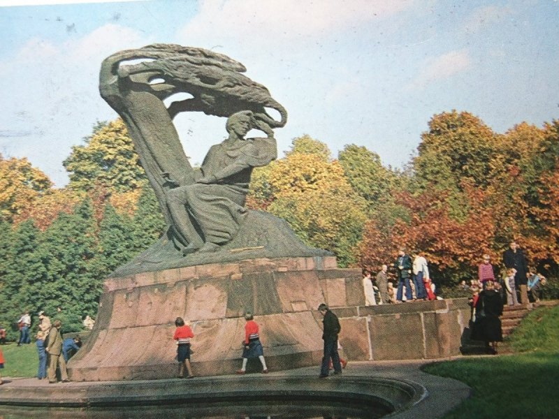 WARSZAWA. POMNIK FRYDERYKA CHOPINA W ŁAZIENKACH