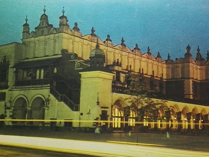 KRAKÓW. RYNEK GŁÓWNY - SUKIENNICE FOT. JABŁOŃSKA