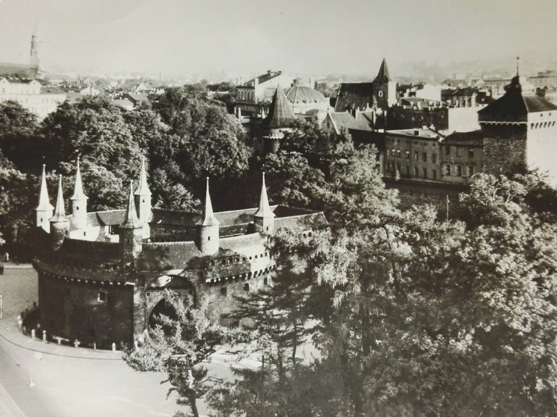 KRAKÓW. WIDOK NA BARBAKAN... FOT. H. HERMANOWICZ