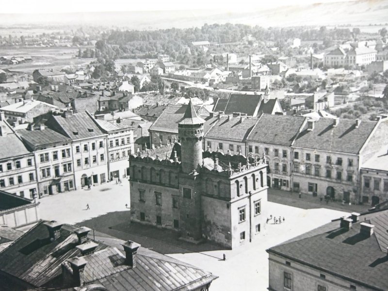 TARNÓW. RYNEK Z GOTYCKIM RATUSZEM FOT. CHRZANOWSKI