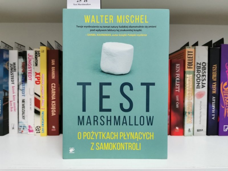 TEST MARSHMALLOW. O POŻYTKACH PŁYNĄCYCH Z SAMOKONTROLI - Mischel