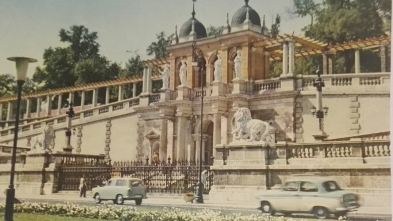 BUDAPEST. IFJUSAGI PARK BEJARATA