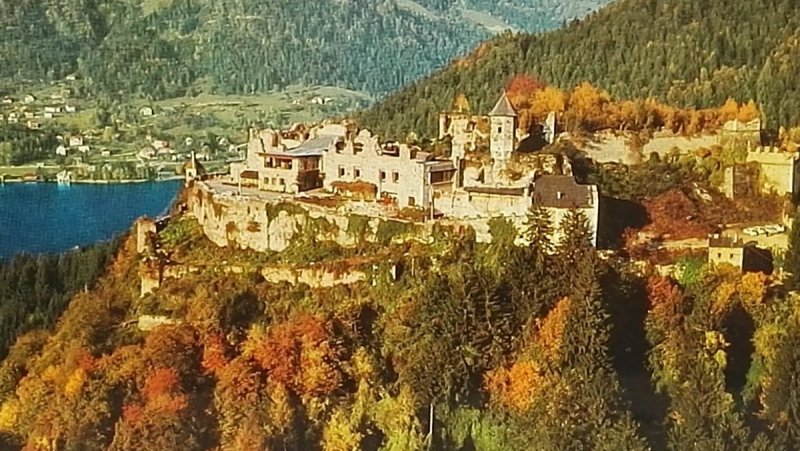 BURGRUINE LANDSKRON. OSSLACHERSEE. KARNTEN AUSTRIA