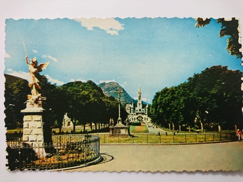 LOURDES. LA BASILIQUE ET L'ESPLANADE