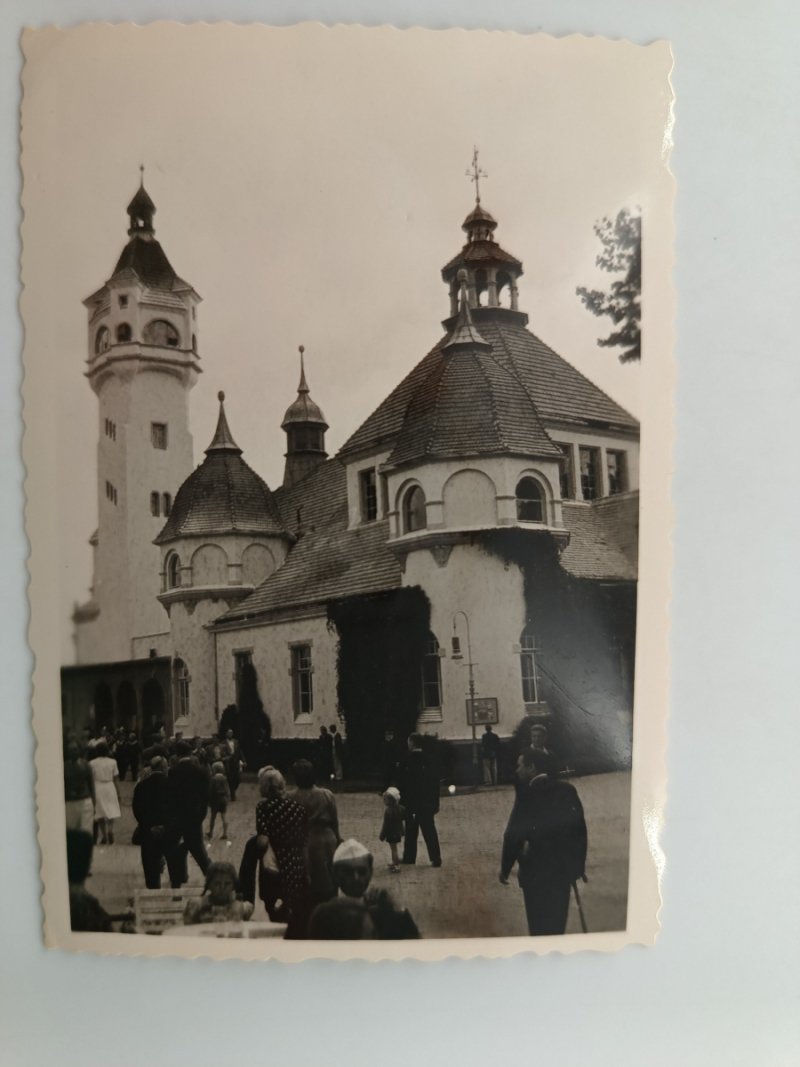 CZARNO-BIAŁE ZDJĘCIE BUDYNKU Z KOMPASEM