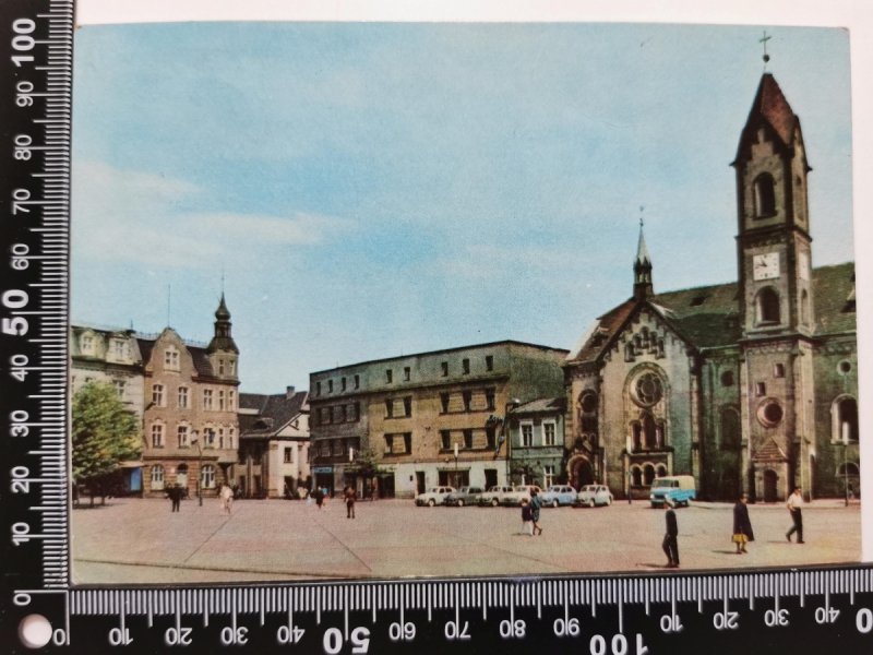 TARNOWSKIE GÓRY. FRAGMENT RYNKU Z KOŚCIOŁEM