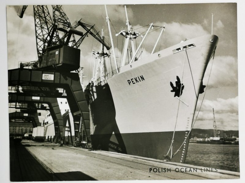 ZDJĘCIE. STATEK W PORCIE – PEKIN  Fot. Janusz Uklejewski 