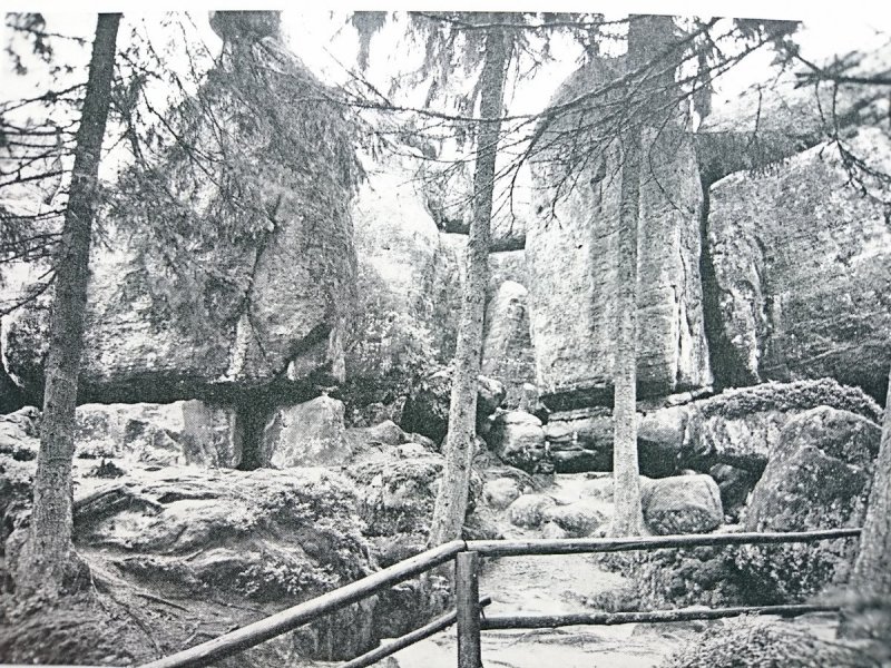 FELSKULISSEN IM HEUSCHEUERGEBIRGE BEI WUNSCHELBURG
