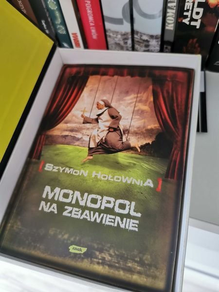 Monopol na zbawienie - Szymon Hołownia Pudełko z książką bez gry