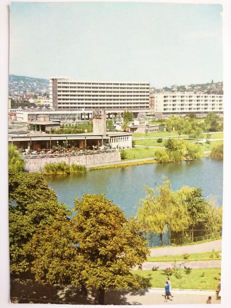 BUDAPEST. A FENEKETLEN TO A PARK ETTERMMEL ES A SPORT SZALLÓVAL