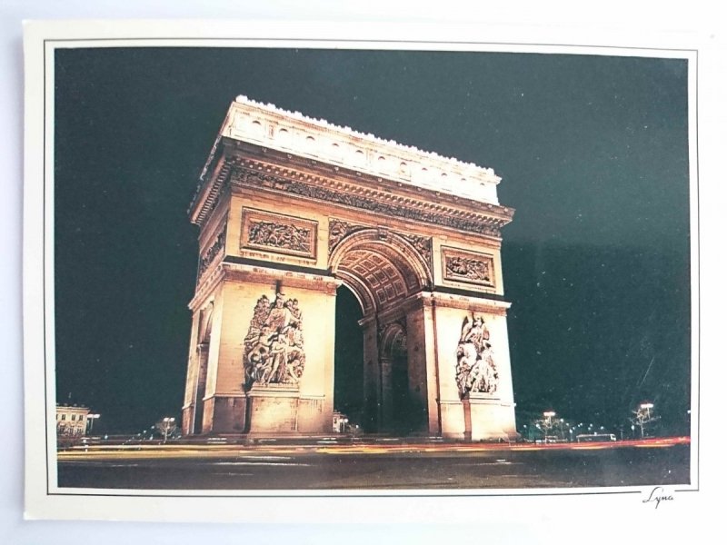 PARIS, LA NUIT. L’ARC DE TRIOMPHE ILLUMINE