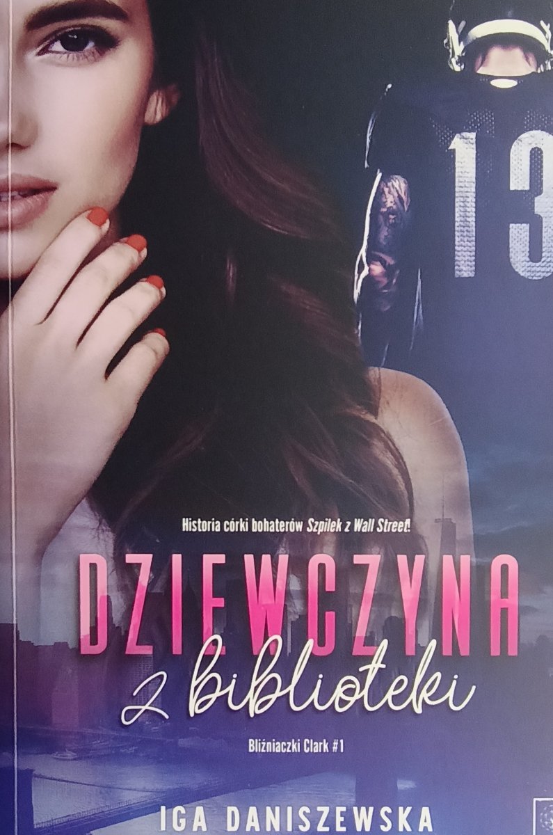 DZIEWCZYNA Z BIBLIOTEKI - Iga Daniszewska