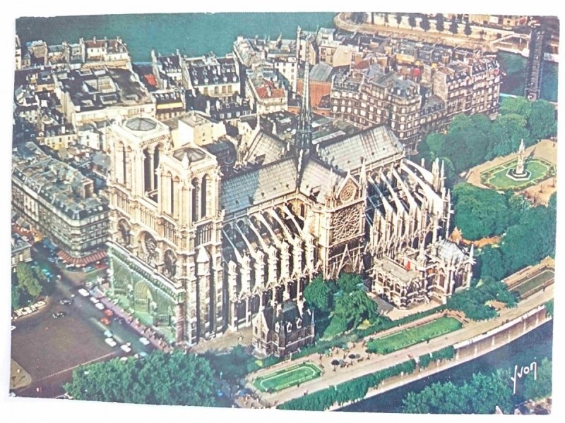 COULEURS ET LUMIERE DE FRANCE. EN SURVOLANT PARIS NOTRE-DAME