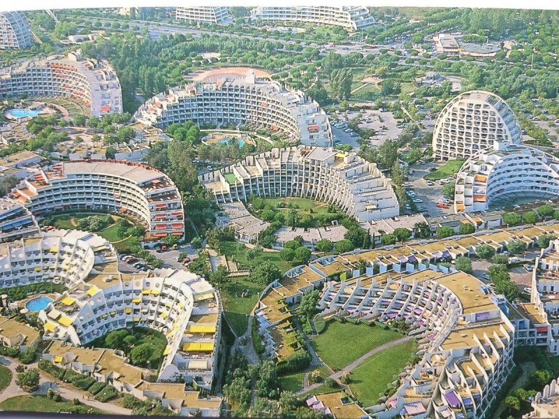 LA GRANDE-MOTTE. LES RESIDENCES DE LA MOTTE DU
