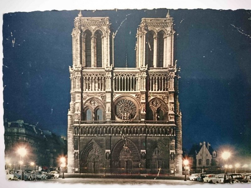 PARIS – FACADE DE NOTRE-DAME ILLUMINEE