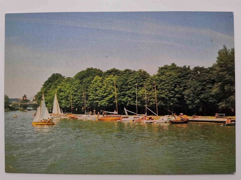 MIKOŁAJKI. PRZYSTAŃ ŻEGLARSKA NAD JEZIOREM MIKOŁAJSKIM FOT. JABŁOŃSKI