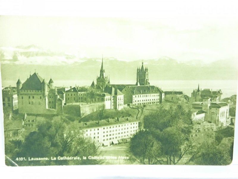 LAUSANNE. LA CATHEDRALE, LE CHATEAU ET LES ALPES