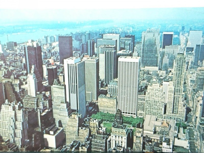 NEW YORK CITY'S FAMOUS MINDTOWN SKYLINE AS SEEN