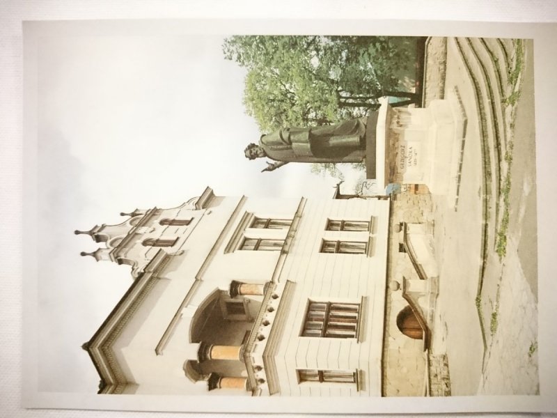 SANOK. MIEJSKA BIBLIOTEKA PUBLICZNA I POMNIK GRZEGORZA Z SANOKA FOT. WIDERYŃSKI