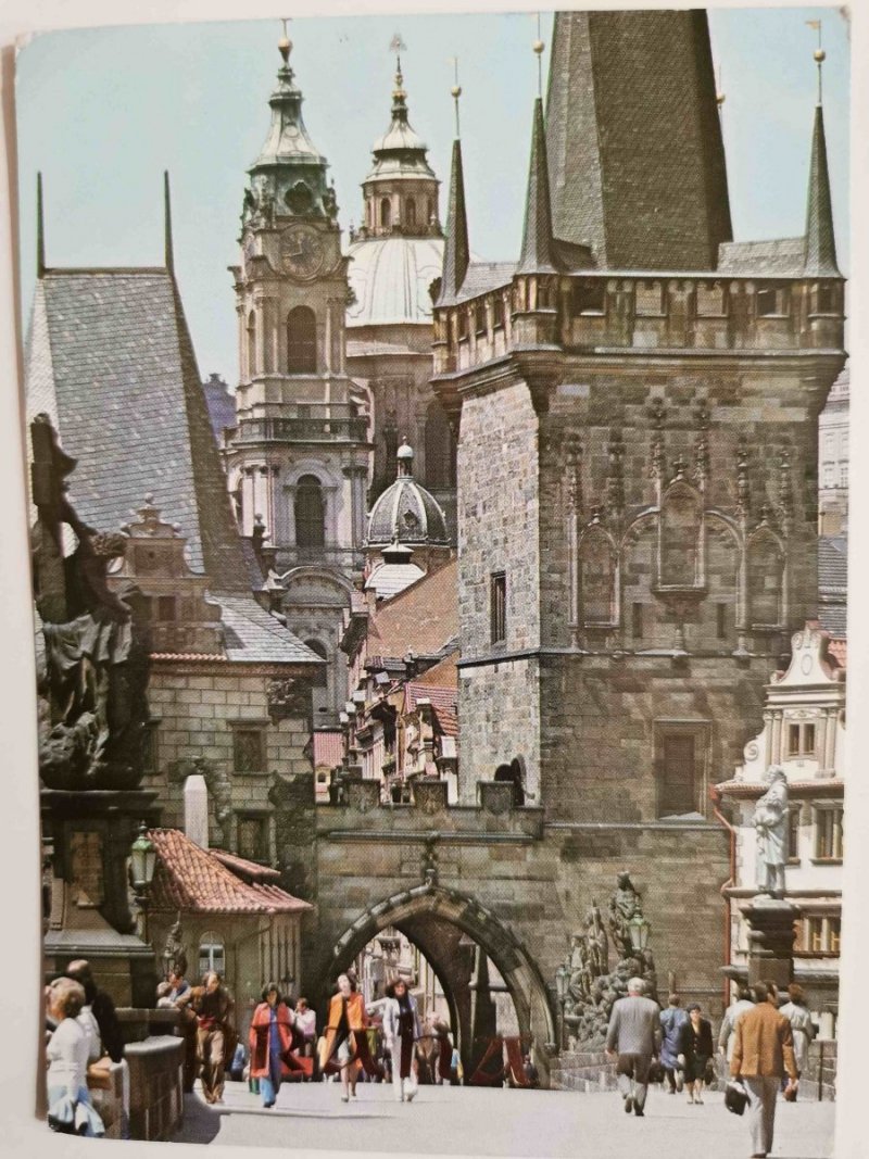 PRAHA. MOSTECKA VEZ A BAROKNI CHRAM SV. MIKULASE FOT. ZORA
