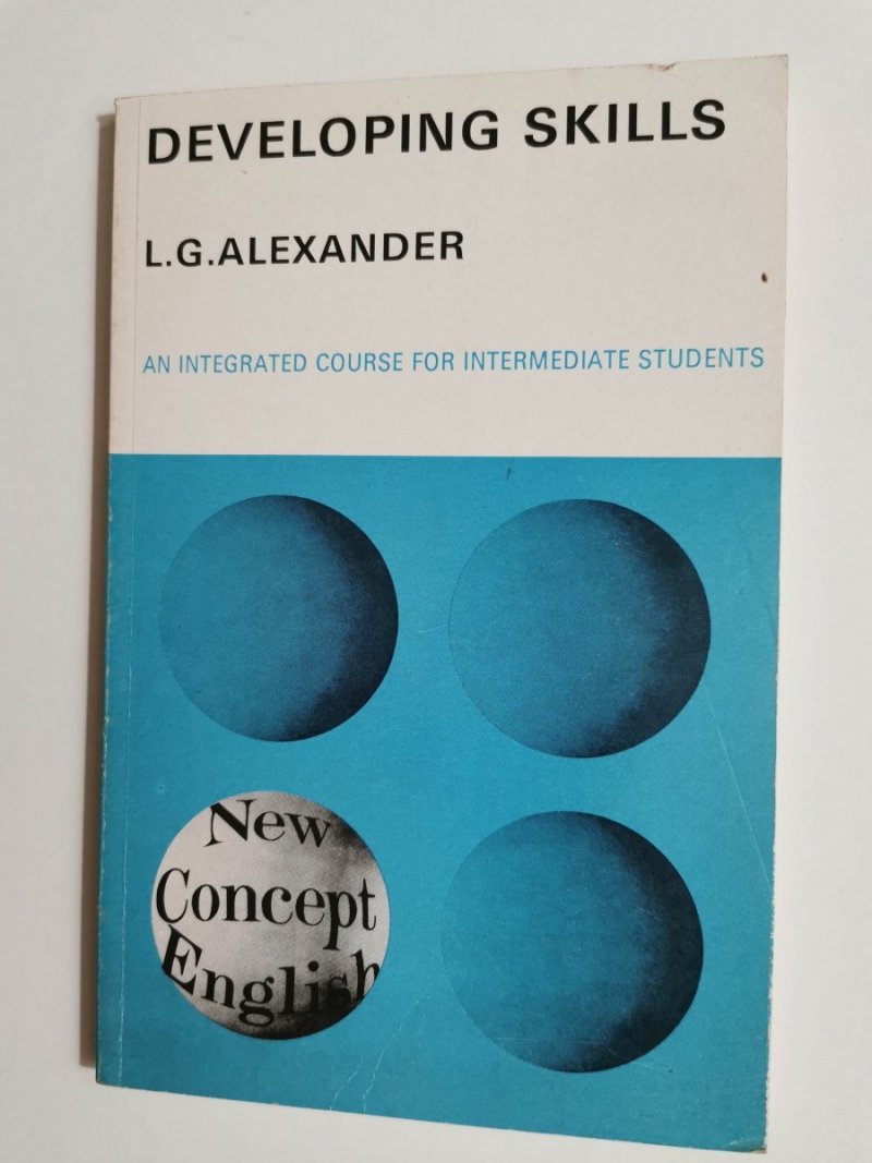 DEVELOPING SKILLS. AN INTEGRATED COURSE FOR INTERMEDIATE STUDENTS 1991