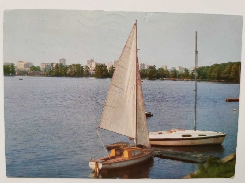 TYCHY. JEZIORO PAPROCAŃSKIE, W GŁĘBI WIDOK MIASTA FOT. SOWIŃSKI, ZIELIŃSKI