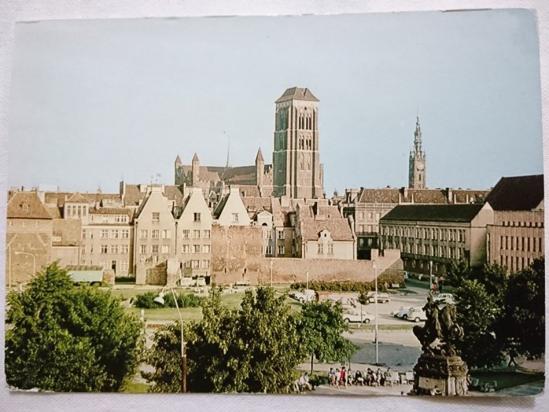 GDAŃSK. TARG DRZEWNY; W GŁĘBI WIEŻE GOTYCKIEGO KOŚCIOŁA NMP FOT. JABŁOŃSKI