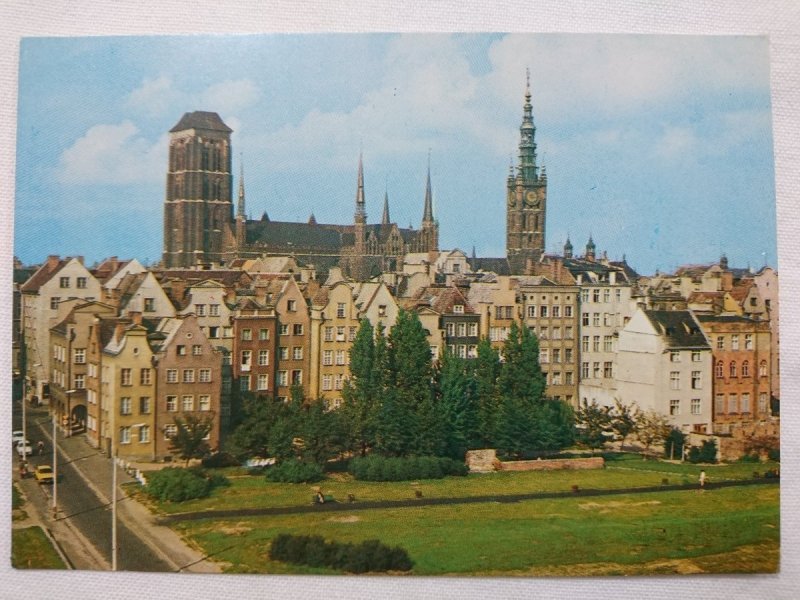 GDAŃSK. FRAGMENT MIASTA; W GŁĘBI WIEŻE KOŚCIOŁA FOT. K. JABŁOŃSKI