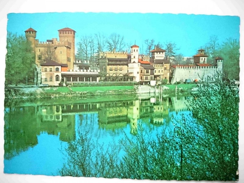 TORINO. GIOCHI DI LUCI AL CASTELLO MEDIOEVALE