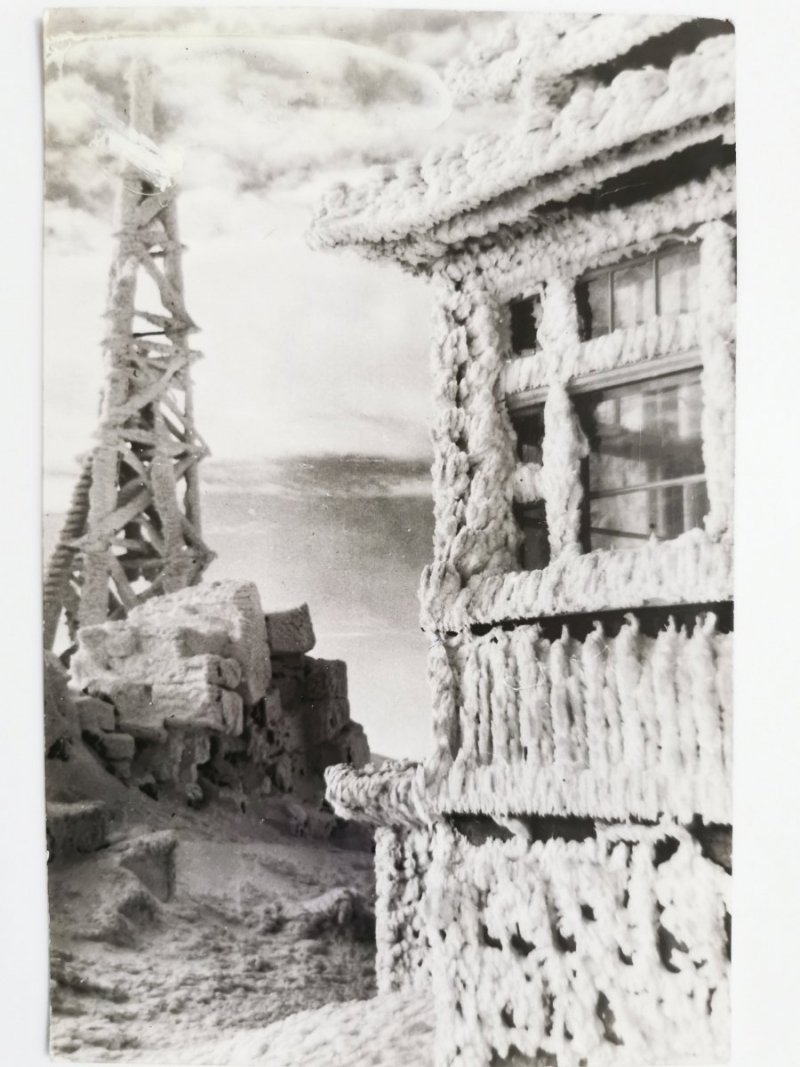 KARKONOSZE. FRAGMENT SCHRONISKA NA SZRENICY FOT. BIELEC
