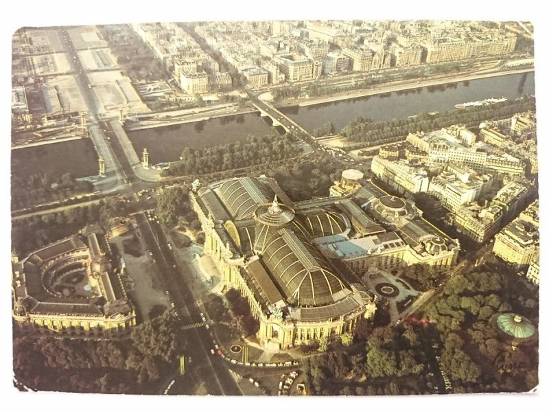EN SURVOLANT PARIS. LE GRAND ET LE PETIT PALAIS