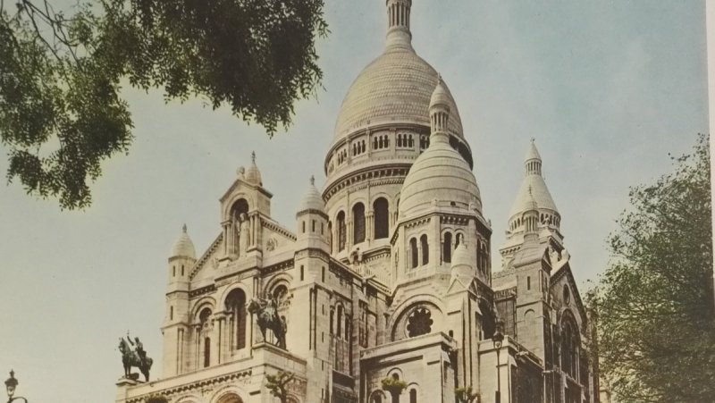 PARIS. LE SACRE-COEUR SUR LA BUTTE MONTMARTRE