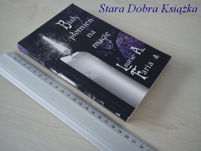 BIAŁY PŁOMIEŃ NA MAGIĘ - Laurie A. Faria