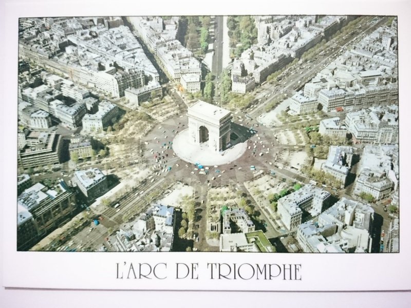 EN SURVOLAN PARIS. L'ARC DE TRIOMPHE, PLACE DE L'ETOILE