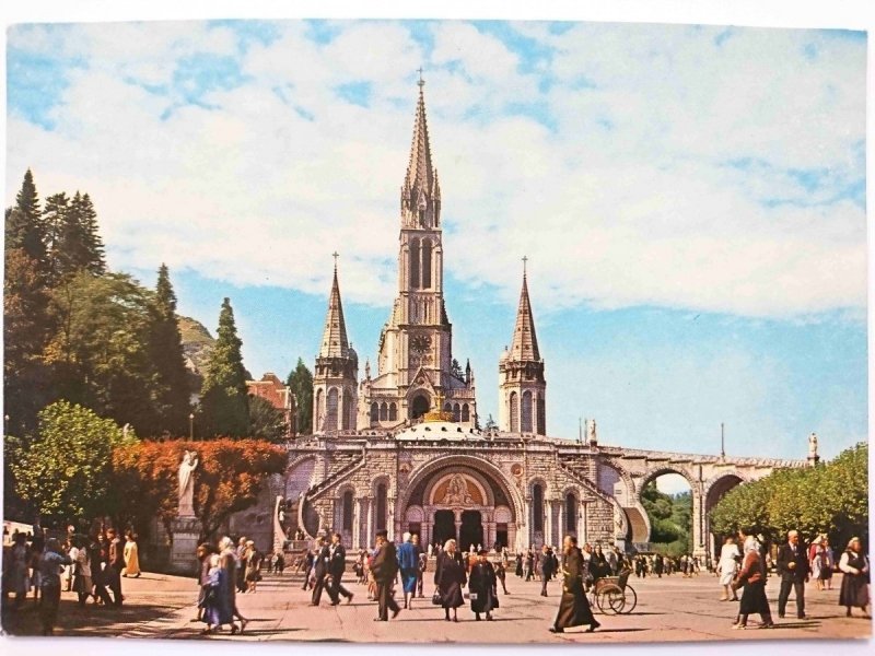 LOURDES. LA BASILICA DEL ROSARIO 