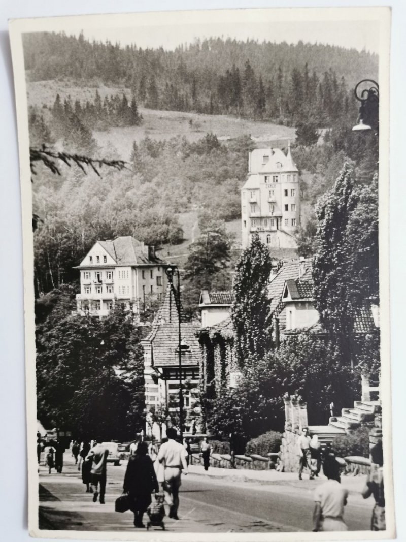 KRYNICA. DOMY WCZASOWE WIDZIANE Z UL. PUŁASKIEGO FOT. G. RUSS