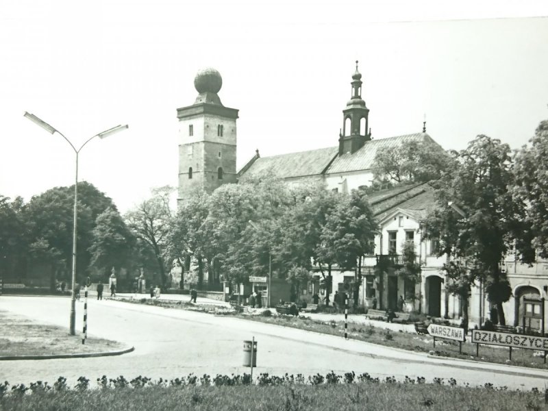 MIECHÓW - FRAGMENT RYNKU, W GŁĘBIE KOŚCIÓŁ