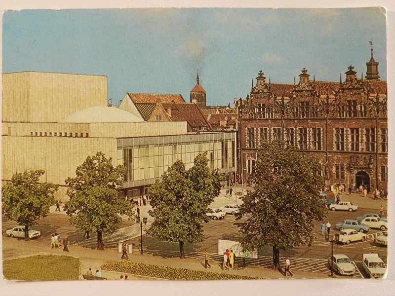 GDAŃSK. TEATR WYBRZEŻE Z PRAWEJ WIELKA ZBROJOWNIA FOT. JABŁOŃSKI