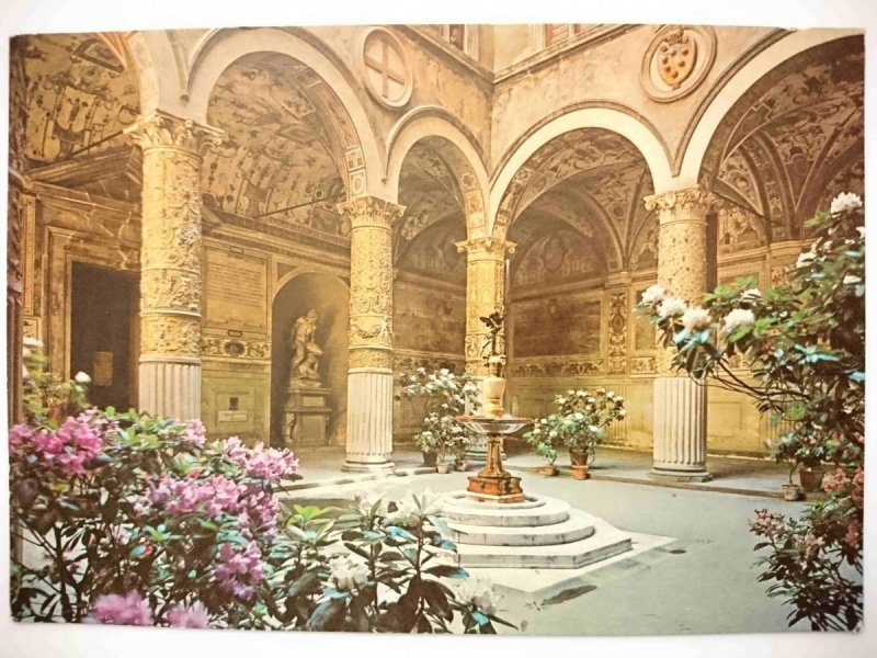FIRENZE. FESTA DEI FIORI – CORTILE DI PALAZZO VECCHIO